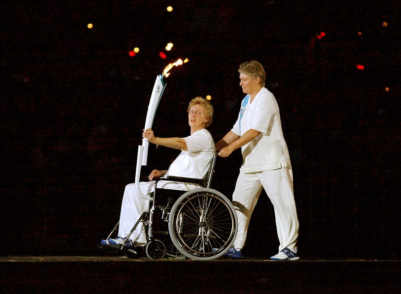 Betty Cuthbert (L) w 2000 roku na ceremonii otwarcia igrzysk w Sydney /AFP