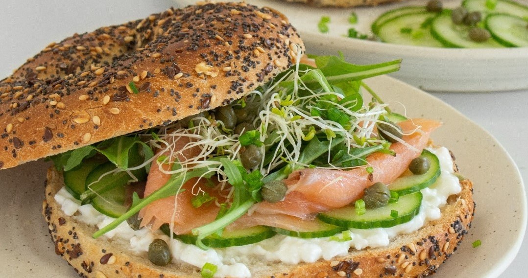 Бейгл з лососем - наймодніша ідея для сніданку /Domena publiczna