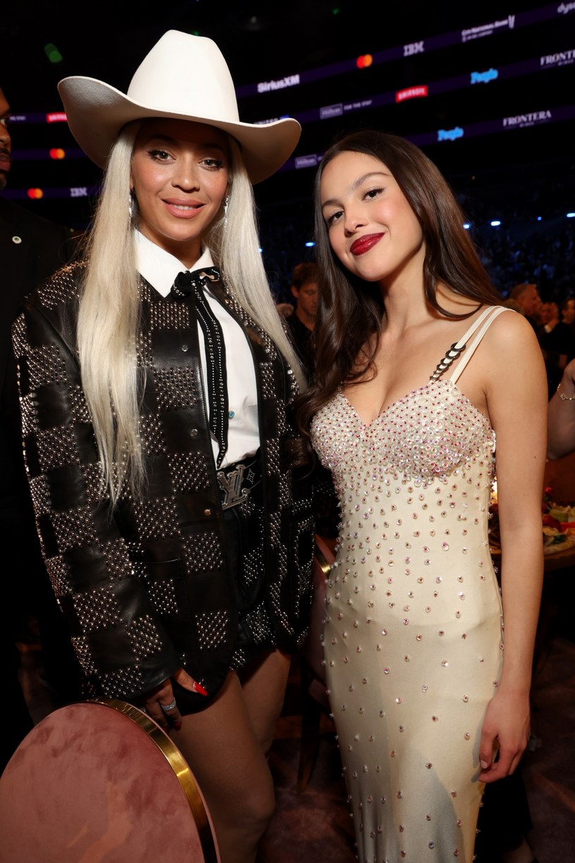 Beyonce i Olivia Rodrigo na rozdaniu nagród Grammy /Kevin Mazur /Getty Images