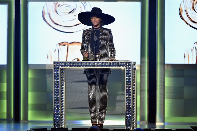 Beyonce wystąpiła w garniturze od Givenchy /Getty Images