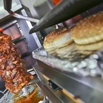 Bez badań, certyfikatów i kontroli. Takie mięso trafiało do kebabów