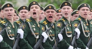 Bez czołgów i rakiet. Skromna parada na Placu Czerwonym