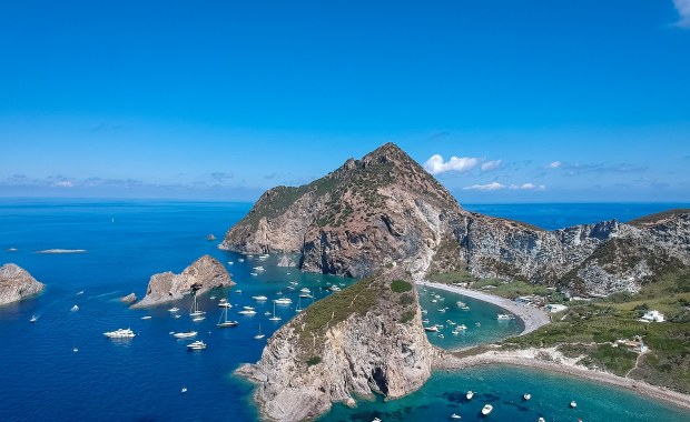 Bez elektryczności, zasięgu i tłumów. Włoska wyspa, na której odpoczniesz od świata