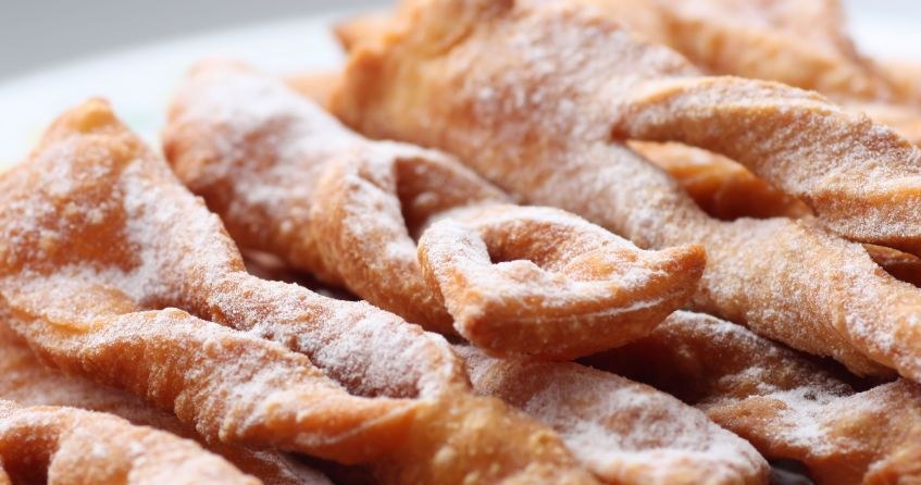 Bez faworków nie ma karnawału. Jak robi je Magda Gessler? /123RF/PICSEL