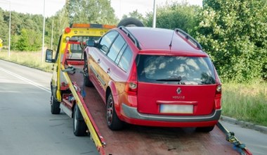 Bez hamowania wjechała w budynek. Żyje, bo prowadziła 20-letnie Renault