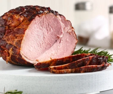 Bez konserwantów i polepszaczy. Domowa szynka na święta ze starego przepisu