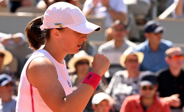 "Bez litości", "inny świat". Francuskie media o meczu Igi Świątek