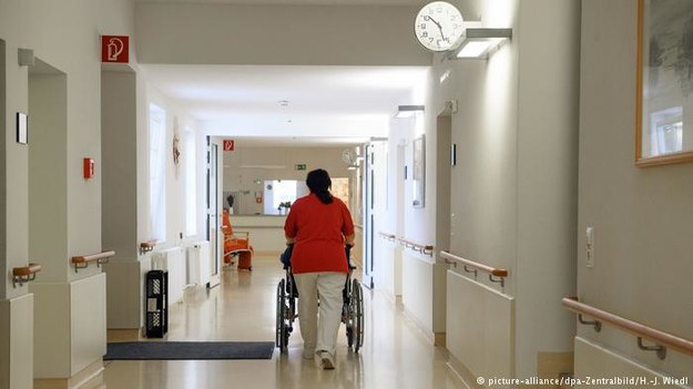 Bez opiekunek z Polski i innych krajów zawaliłby się cały system opieki nad ludźmi niedołężnymi w Niemczech /Deutsche Welle