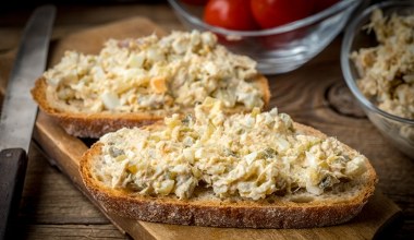 Bez ości i zanieczyszczeń, zdrowsza od łososia. Pasta z tej ryby to kulinarny majstersztyk