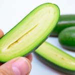 zdrowe owoce Bez pestki i grubej skóry. Zielony owoc na przekąskę pełny zdrowych tłuszczów i błonnika