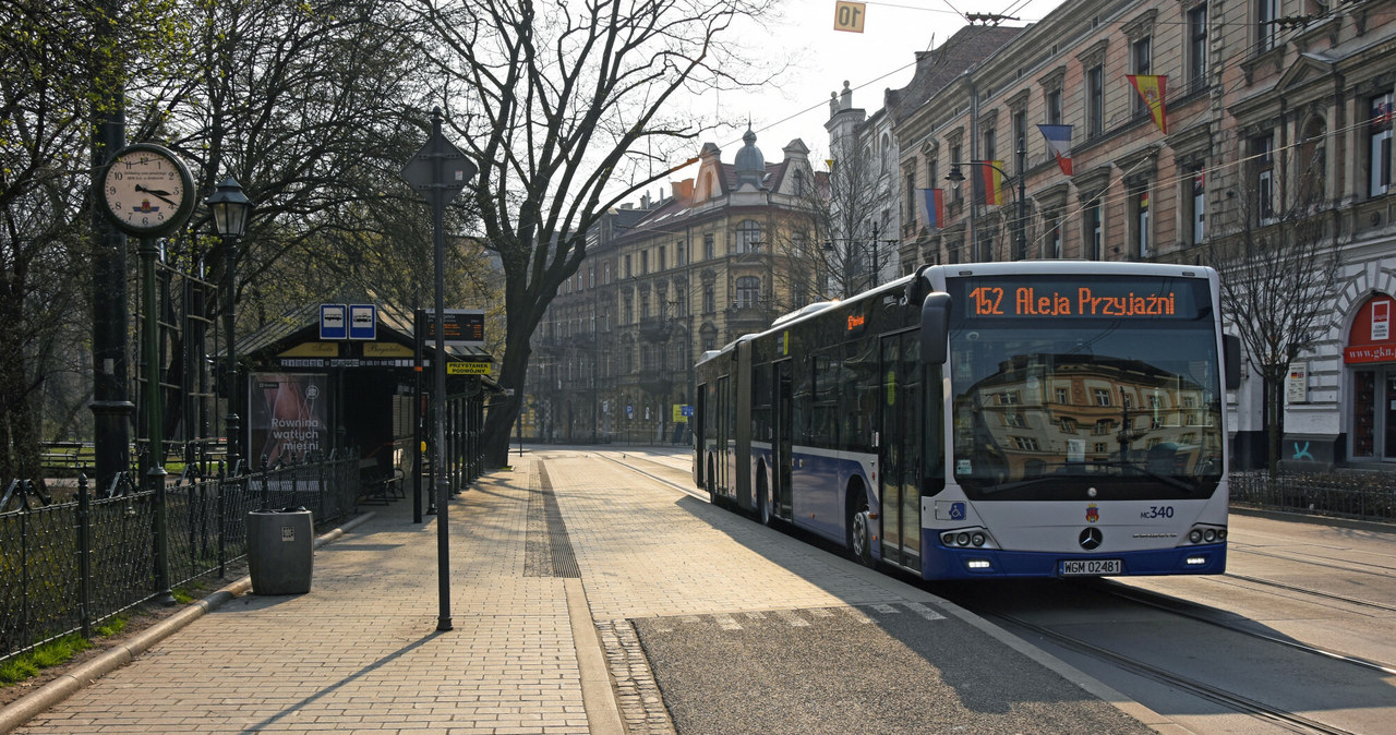 Bez pieniędzy z budżetu państwa będziemy obserwować cięcia inwestycji, podwyżki cen biletów oraz rozrzedzanie kursów tramwajów i autobusów w miastach /Jacek Boroń /Reporter