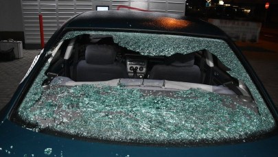 Bez powodu uszkodził kilkanaście samochodów