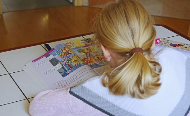 Bez prac domowych jest lepiej czy gorzej? Ważny raport już w ministerstwie