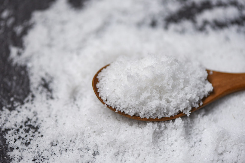 Bez soli wielu z nas nie wyobraża sobie smaku ulubionych potraw. Niestety ma ona niebagatelny wpływ na nasz mózg /123RF/PICSEL