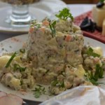 Bez tej sałatki nie ma Bożego Narodzenia. Prosty przepis na tradycyjną jarzynową 