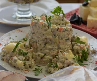 Bez tej sałatki nie ma Bożego Narodzenia. Prosty przepis na tradycyjną jarzynową 