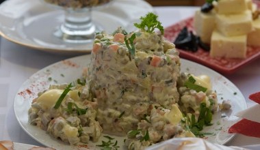 Bez tej sałatki nie ma Bożego Narodzenia. Prosty przepis na tradycyjną jarzynową 