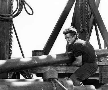 Bez udziału Deana ukończone zostały prace nad "Olbrzymem" (1956) George'a Stevensa, gdzie wcielił się w Jetta Rinka - mężczyznę, który dorabia się wielkiej fortuny na ropie naftowej, ale pieniądze nie dają mu szczęścia.

Za tę rolę Dean został uhonorowany przez Amerykańską Akademię Filmową drugą pośmiertną nominacją do Oscara. Jest to ewenement w historii Hollywood.