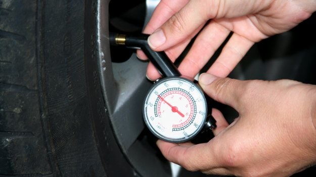 Bez względu na porę roku, ciśnienie w ogumieniu warto kontrolować raz w miesiącu. /Motor