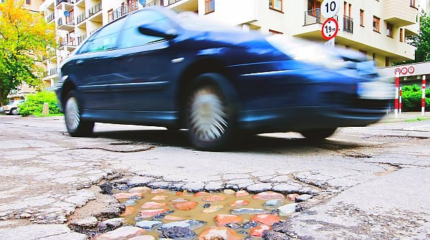 Bez zbędnych formalności można poprzez aplikację poinformować drogowców o dziurze w jezdni. /Motor