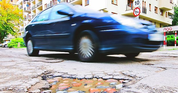 Bez zbędnych formalności można poprzez aplikację poinformować drogowców o dziurze w jezdni. /Motor