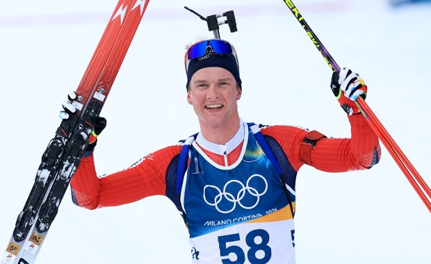 Bezbłędne strzelanie dało Norwegowi złoty medal olimpijski w biathlonie