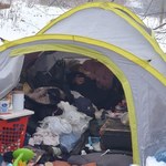 Bezdomna z dwulatką mieszkała w namiocie w lesie