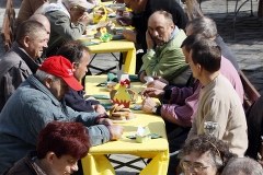 Bezdomni i potrzebujący spotkali się na wielkanocnym śniadaniu
