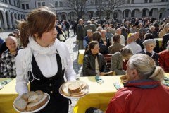 Bezdomni i potrzebujący spotkali się na wielkanocnym śniadaniu