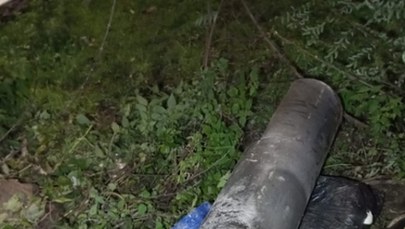 Bezdomni rozpalili ognisko, woda ze spalonej rury zalała parking