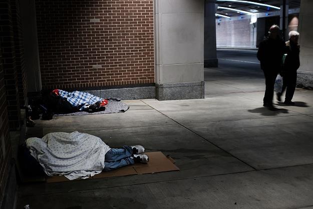 Bezdomni w Polsce nadal obecni /AFP