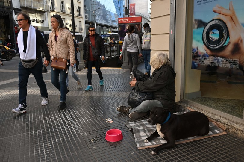 Bezdomny mężczyzna na ulicy w Buenos Aires w Argentynie 29 lipca 2022 r. Argentyna cierpi z powodu przyspieszającej inflacji, która ma w tym roku przekroczyć 80 proc., a wskaźnik ubóstwa wynosi 37 proc. /Luis ROBAYO /AFP
