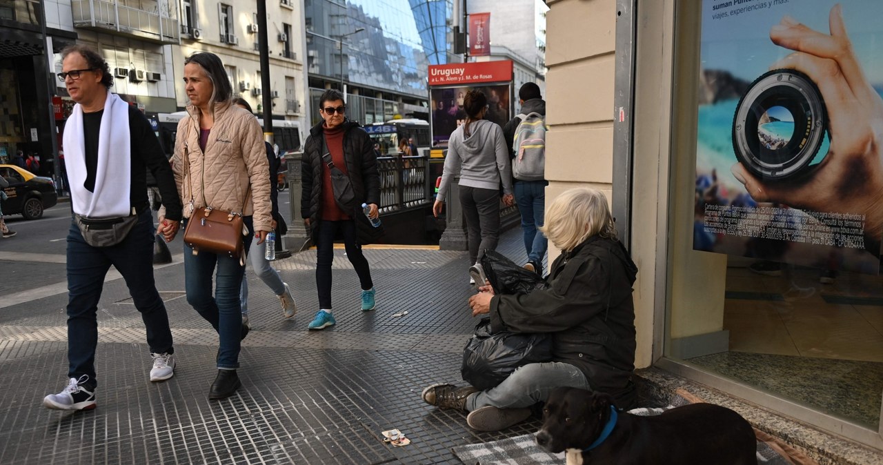 Bezdomny mężczyzna na ulicy w Buenos Aires w Argentynie 29 lipca 2022 r. Argentyna cierpi z powodu przyspieszającej inflacji, która ma w tym roku przekroczyć 80 proc., a wskaźnik ubóstwa wynosi 37 proc. /Luis ROBAYO /AFP