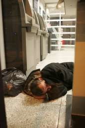 Bezdomny Polak śpi w sali bankomatów w Londynie. Fot.: Piotr Grzybowski /Agencja SE/East News