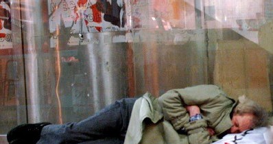 Bezdomny w praskim metrze /AFP