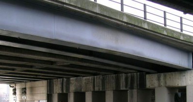 Bezdomnych można spotkać na wielu ulicach Paryża. Nocą przenoszą się pod liczne mosty nad Sekwaną /Praca i nauka za granicą