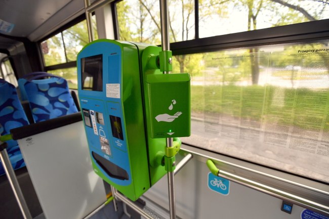 Bezdotykowe urządzenie do dezynfekcji rąk / 	Marcin Bielecki    /PAP