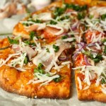 Bezglutenowa pizza. Chrupiący spód z ziemniaków przypadnie do gustu każdemu