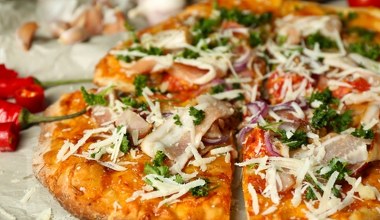 Bezglutenowa pizza. Chrupiący spód z ziemniaków przypadnie do gustu każdemu