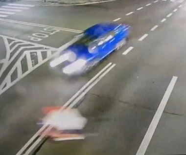 Bezmyślny rowerzysta wjechał wprost pod samochód!
