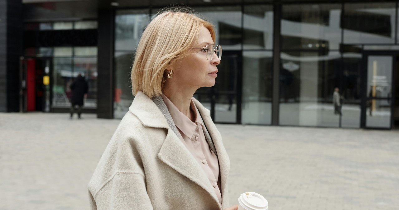 Beżowy blond to najlepszy sposób na odmłodzenie i rozjaśnienie cery /August de Richelieu /pexels.com