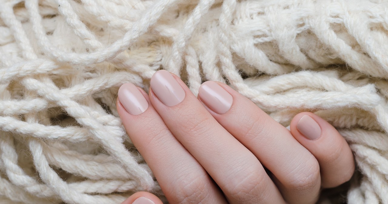 Beżowy manicure to kwintesencja kobiecości i elegancji /123RF/PICSEL