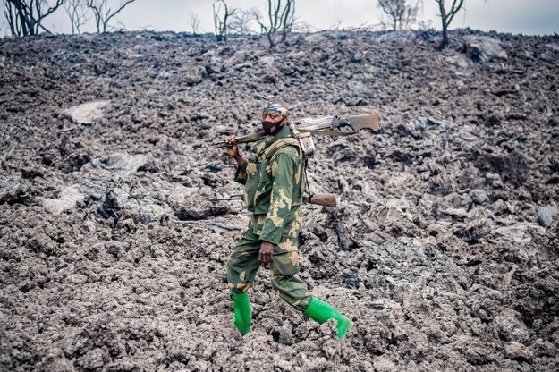 Bezpieczeństwa ewakuujących się po wybuchu wulkanu mieszkańców pilnują kongijscy żołnierze /Michel Lunanga /PAP/EPA