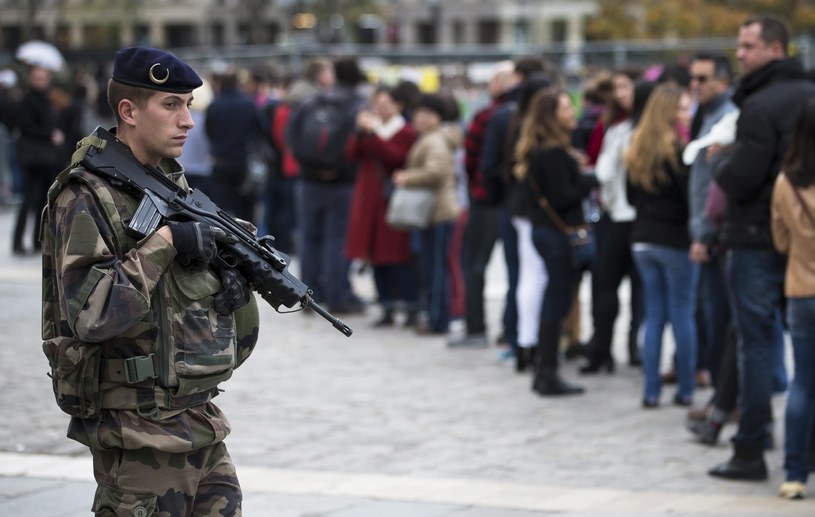 Bezpieczeństwa w Paryżu strzegą uzbrojeni żołnierze /PAP/EPA
