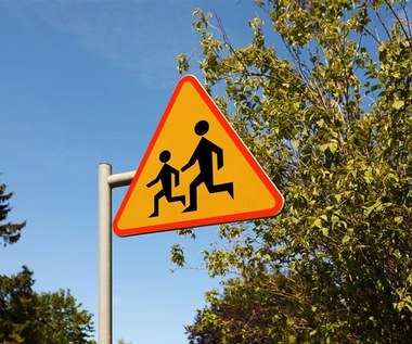 Bezpieczna droga dziecka do szkoły. Pamiętaj o odblaskach!