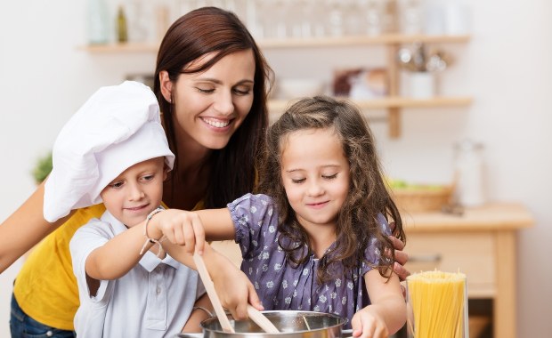 Bezpieczne gotowanie: Co zrobić, jeśli oparzymy się w kuchni?