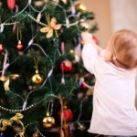 Bezpieczne święta z dzieckiem. Tak zabezpieczysz choinkę przed maluchem