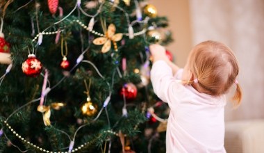 Bezpieczne święta z dzieckiem. Tak zabezpieczysz choinkę przed maluchem