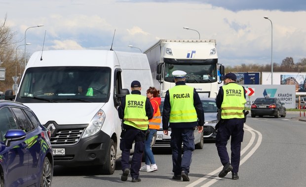 "Bezpieczny przejazd" przed świętami. "Pociąg nie jest w stanie zatrzymać się natychmiast"