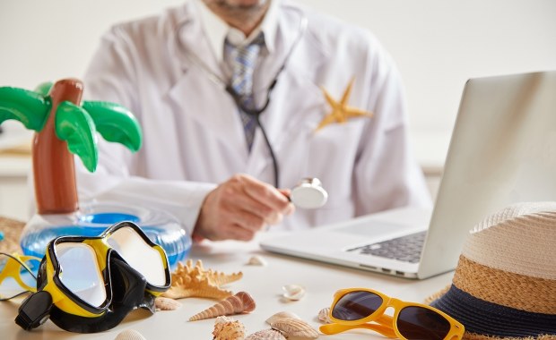 Bezpieczny urlop dla serca - jak wypoczywać z nadciśnieniem i chorobami układu krążenia?